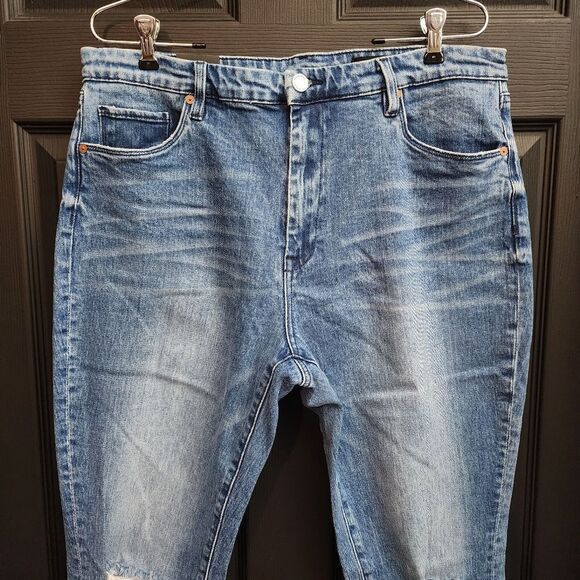 BLANKNYC 'Hoyt' Mini Boot Cut Jeans in Home Sweet 337/346 - Picture 6 of 16